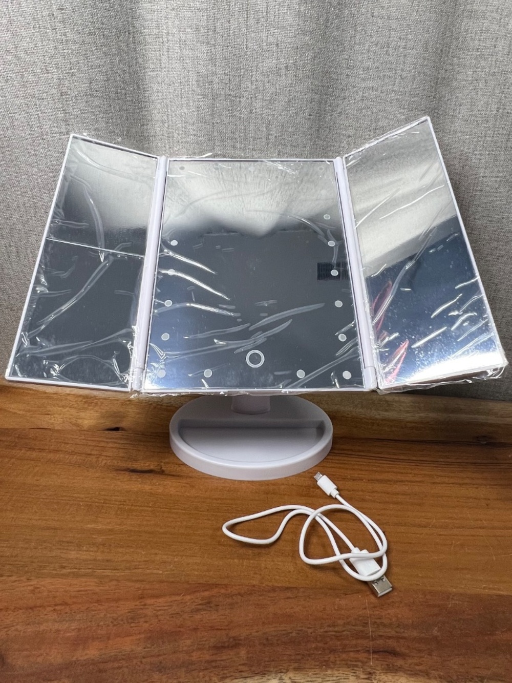 ❤️ Superstar Tri-Fold LED Makeup Mirror with Magnification - Picture 2 of 10